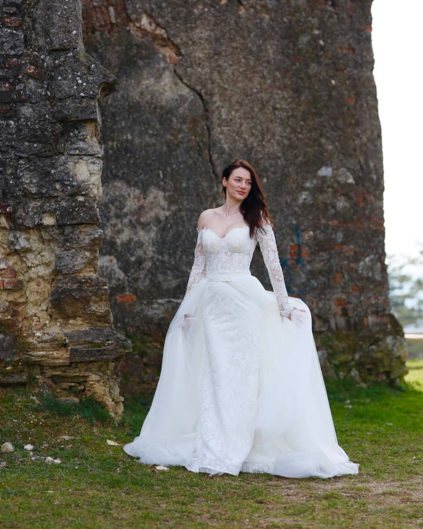 Mladenka na probi vjenčanice u atelieru pred zrcalom